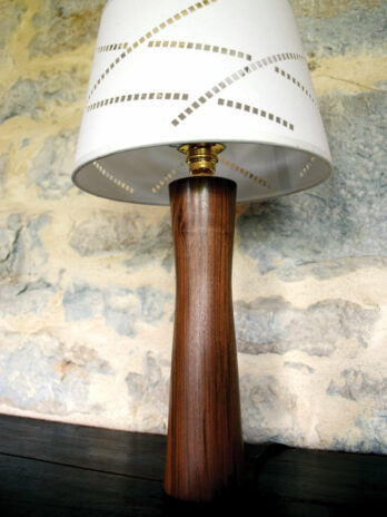 Lampe de table en noyer.