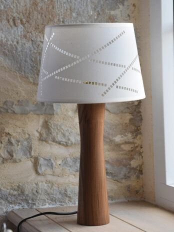 Lampe de table en noyer.