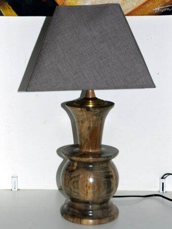 Lampe en noyer échauffé