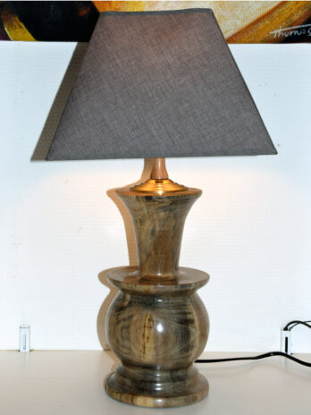 Lampe en noyer échauffé